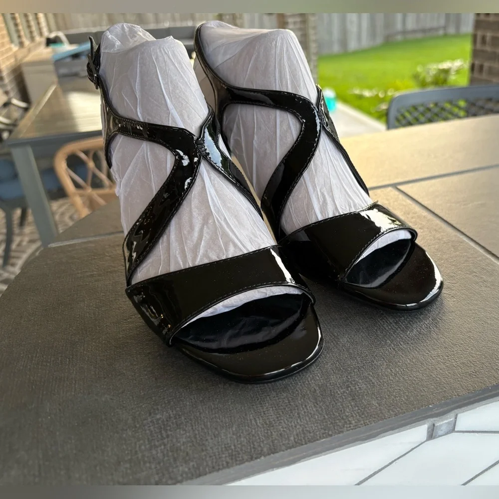Bandolino Like New Black Patent Leather Heels 6.5 - Picture 8 of 10